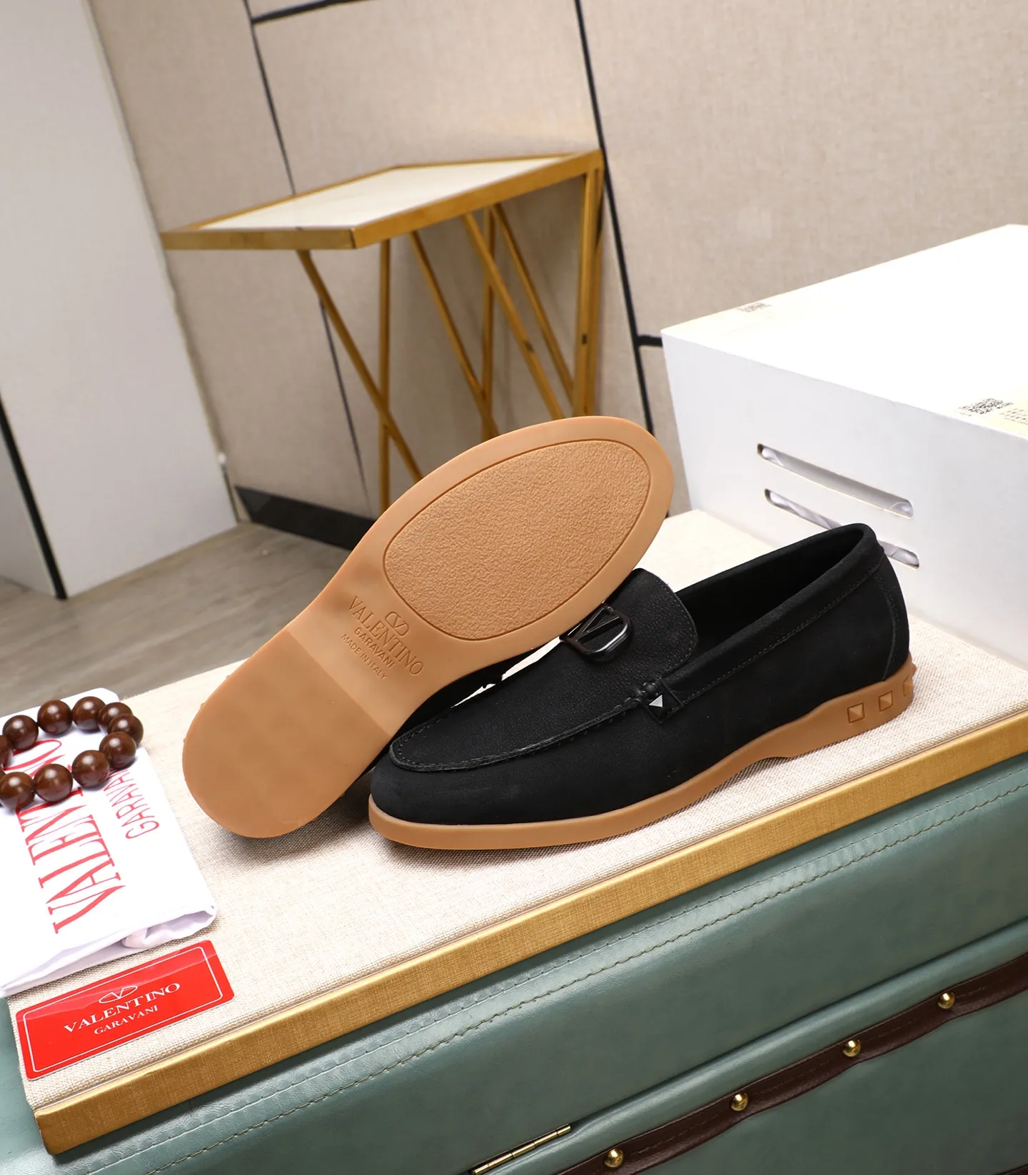 Men's shoes 💰520 [Valentino-Valentino] High-quality boutique men's shoes. The same style as the celebrities, original and authentic.✅ Made of imported cowhide + original apricot cowhide lining. The French luxury model is priced at 14,080 Swiss francs. It is also a Paris Fashion Week catwalk model. A brand can be deeply rooted in your heart, and a pair of shoes can make you linger. What you wear is not only noble, but also an aura. 👻Standard 38-45